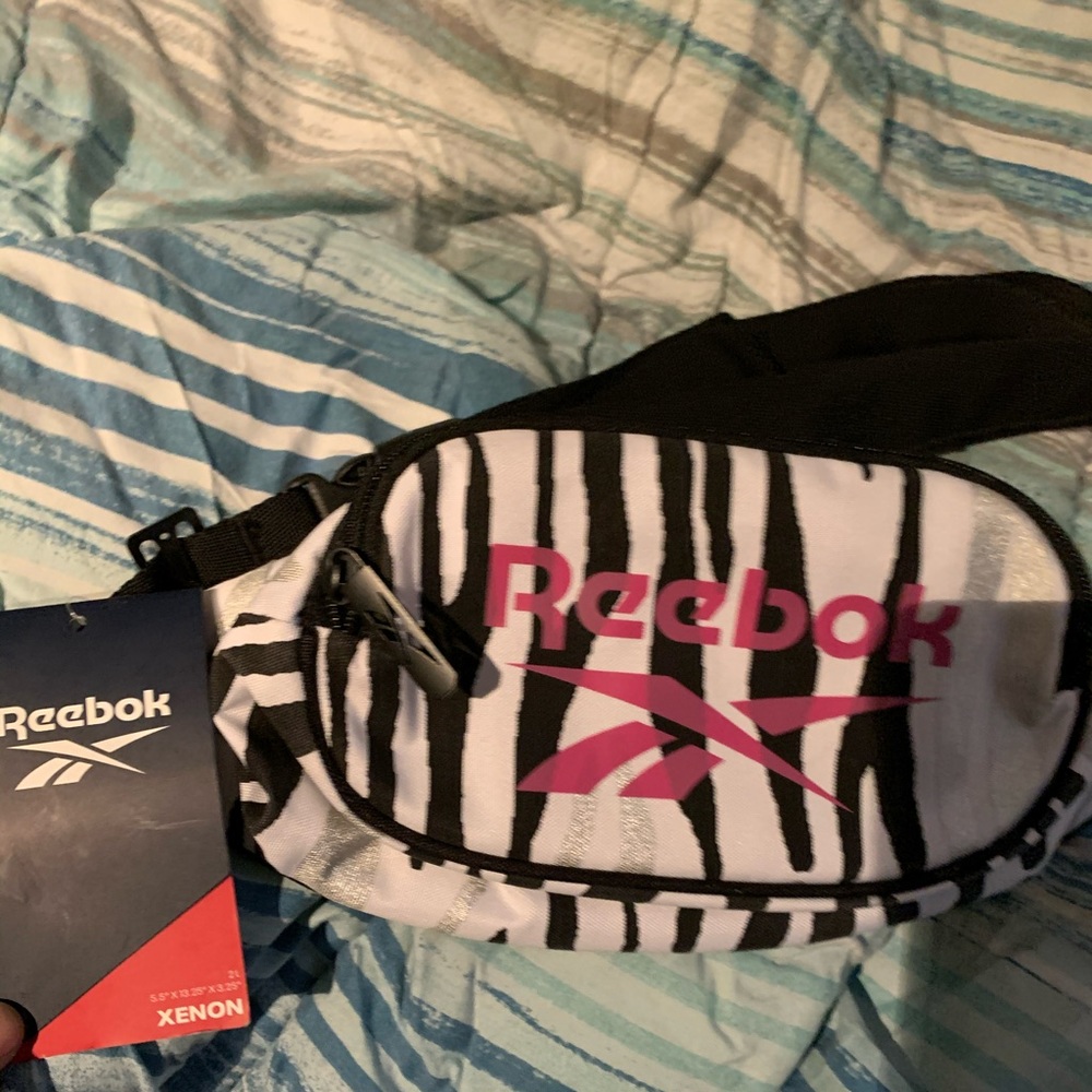 🚨 Reebok pouch 🚨